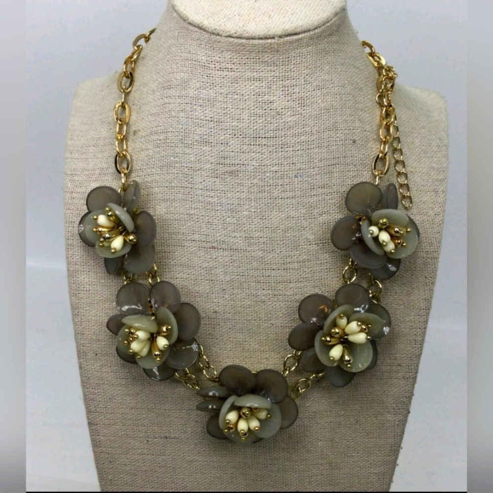 Talbots Goldtone Gray Acrylic Flower Statement Necklace NWT 18"